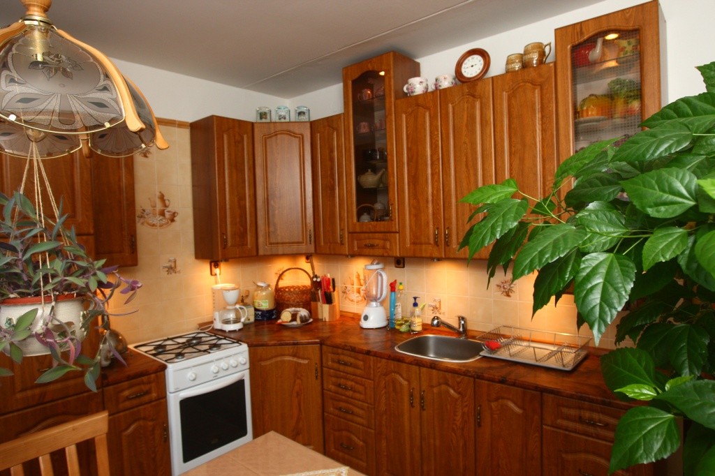 Kuchyn na mru Plze, model MDF esky