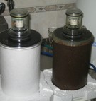 013.b Ukázka čisté cartridge - vložky filtru (levá strana) a cartridge po ročním užívání a přefiltrovávání normální pitné vody (pravá strana)